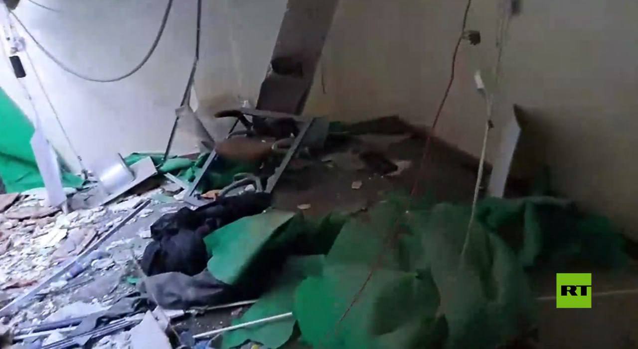 الجيش الإسرائيلي يخلف دمارا كبيرا في مقر RT وينهب معداته في قطاع غزة (فيديو)