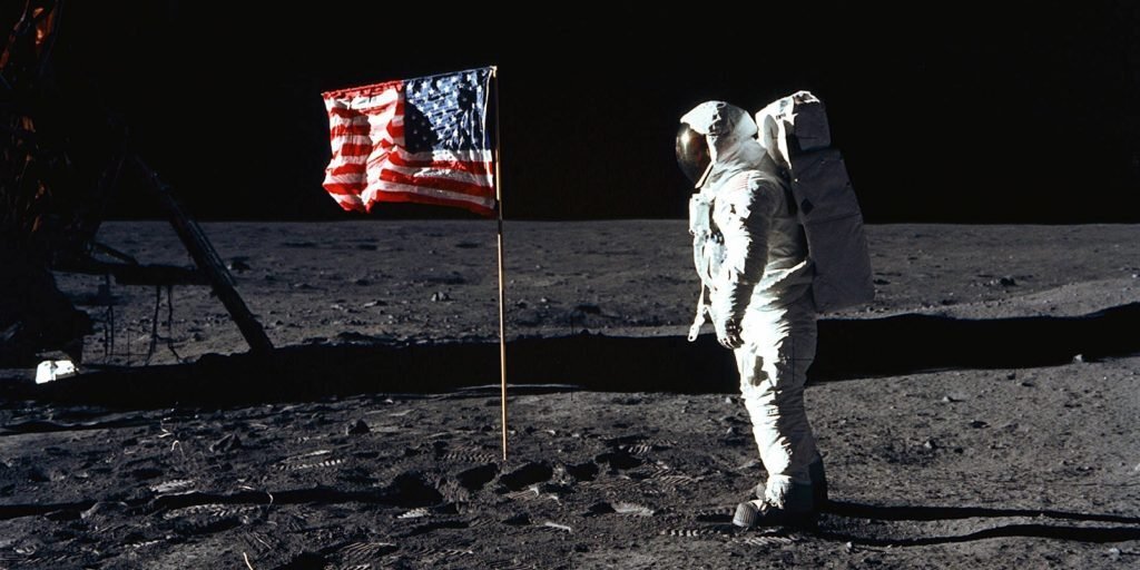 حينما سأل مخرج رائد فضاء أمريكيا: استحلفك بالإنجيل.. هل وطأت قدماك سطح القمر؟