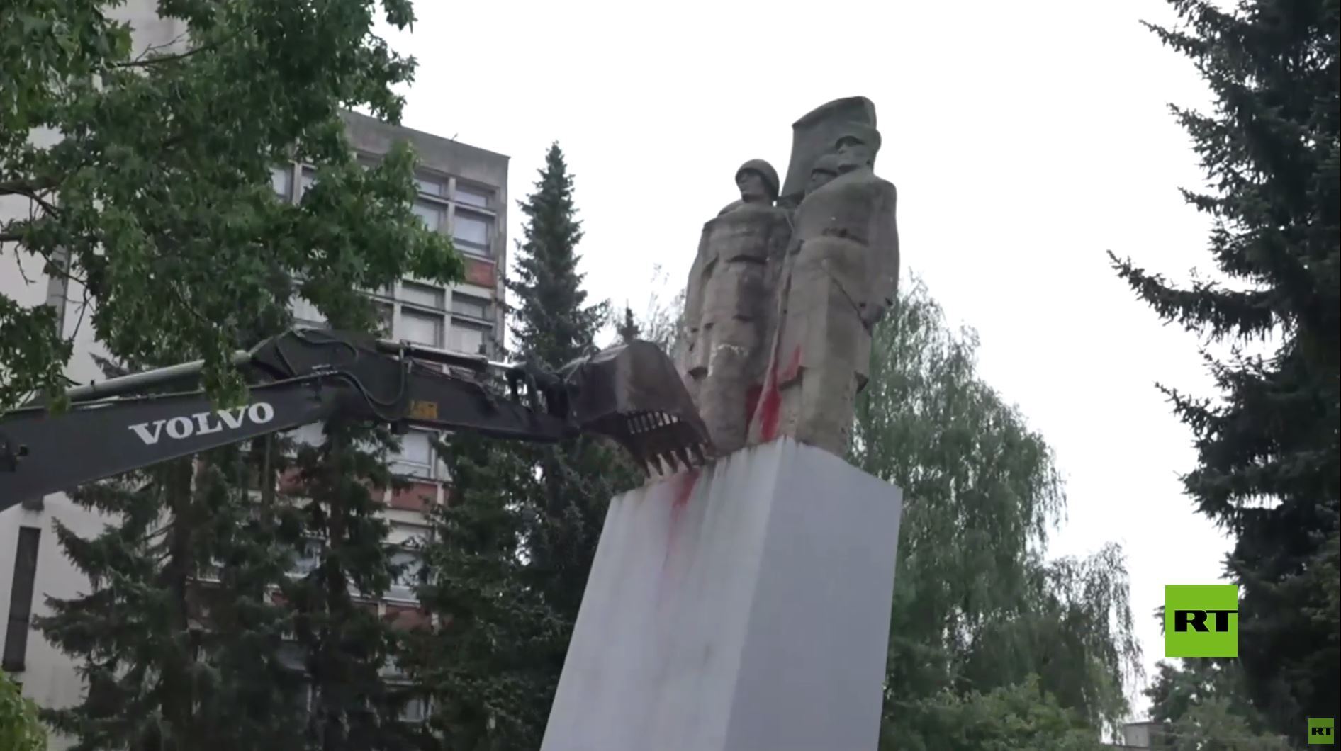 بولندا تهدم نصبا تذكاريا لأخوّة السلاح االسوفيتية البولندية