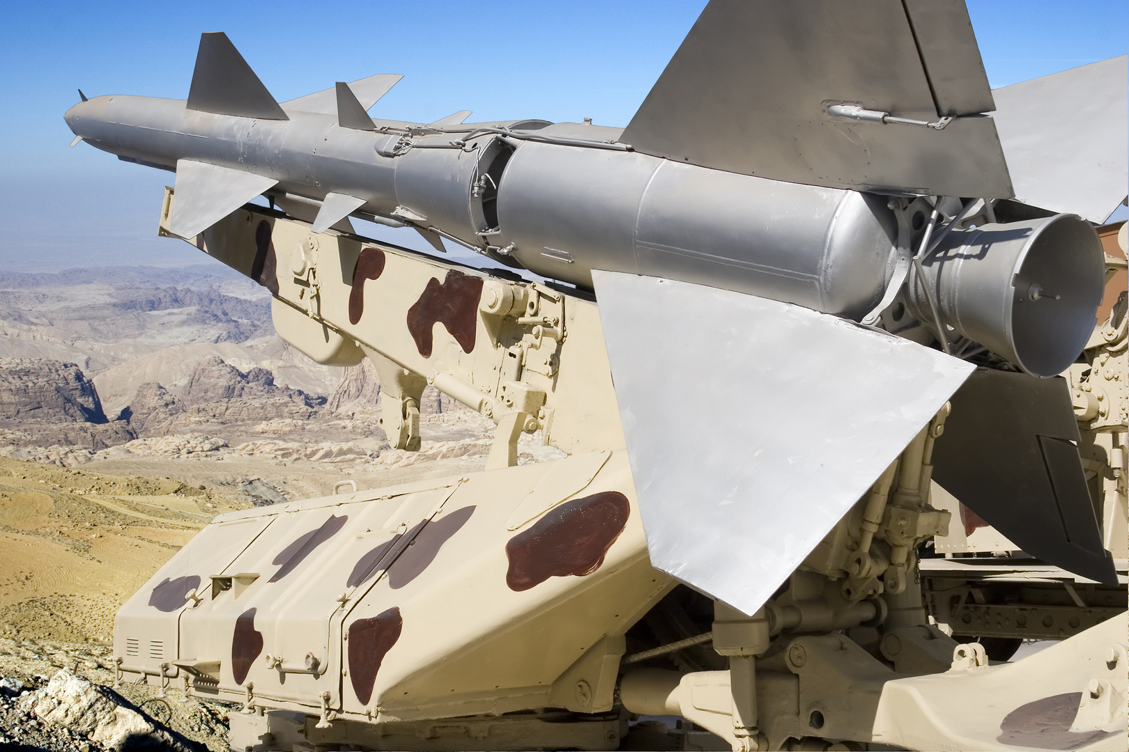 إسرائيل ترصد مواقع عسكرية مصرية لإطلاق صواريخ باليستية (صور)