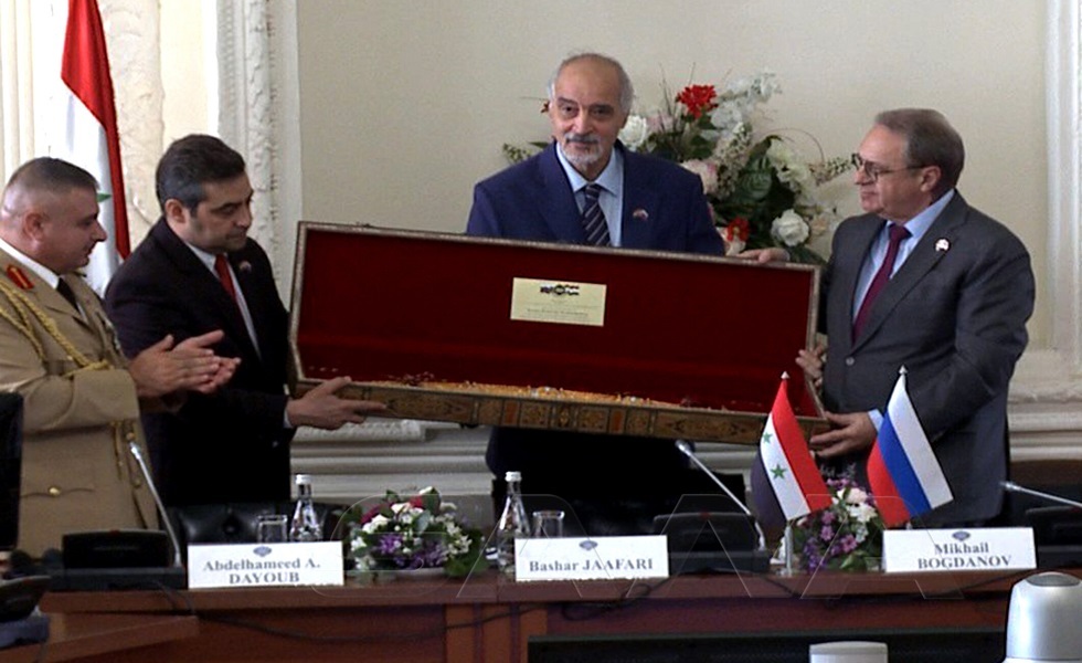 الجعفري يسلم بغدانوف سيفا دمشقيا هدية لبوتين في الذكرى الـ80 للعلاقات الروسية السورية