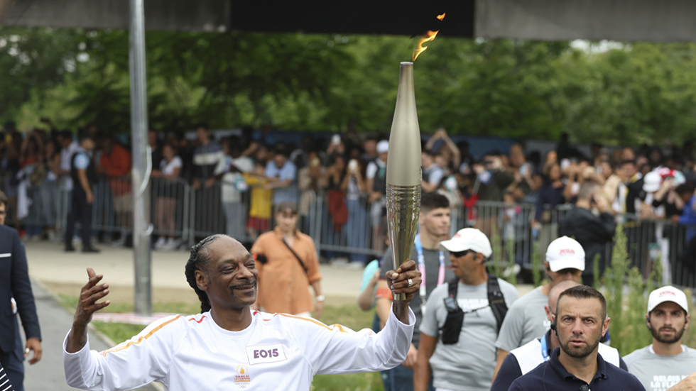 مفارقة غريبة.. سنوب دوغ يحمل الشعلة الأولمبية قبيل حفل افتتاح أولمبياد باريس