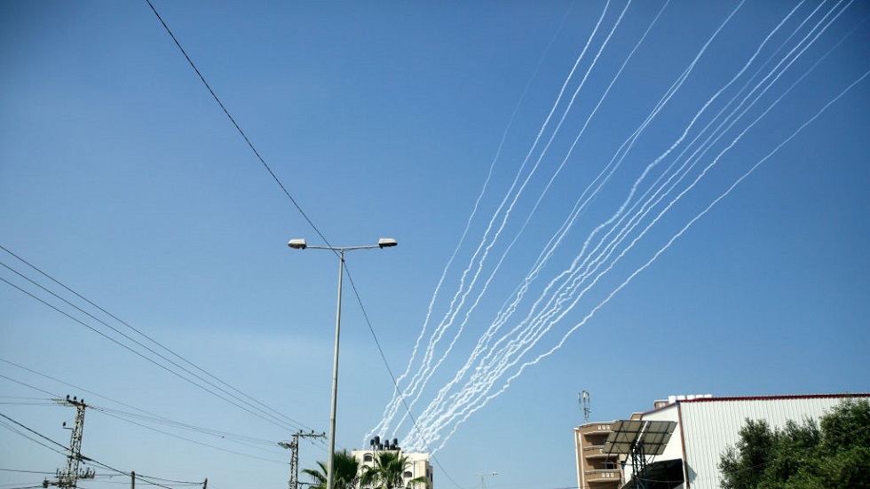 "القبة الحديدية" الإسرائيلية تحاول التصدي لصواريخ أطلقت من غزة تجاه عسقلان