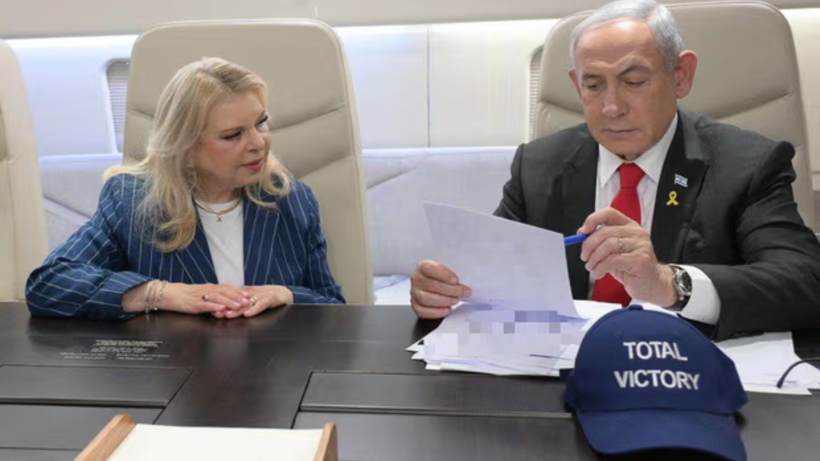 هدية نتنياهو لترامب تثير جدلا واسعا بإسرائيل! (صور)
