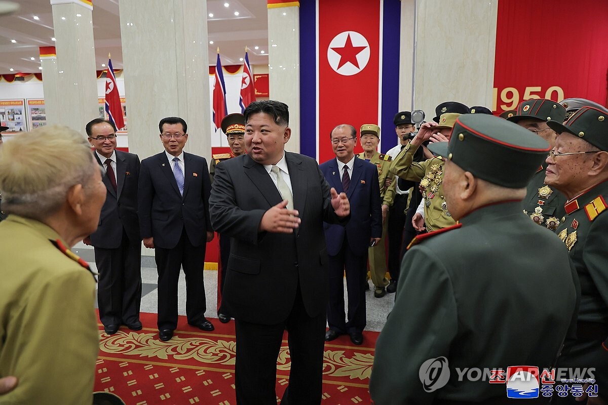 كيم جونغ أون يحضر فعاليات الذكرى الـ71 لهدنة الحرب الكورية ويلتقي قدامى المحاربين (صورة)