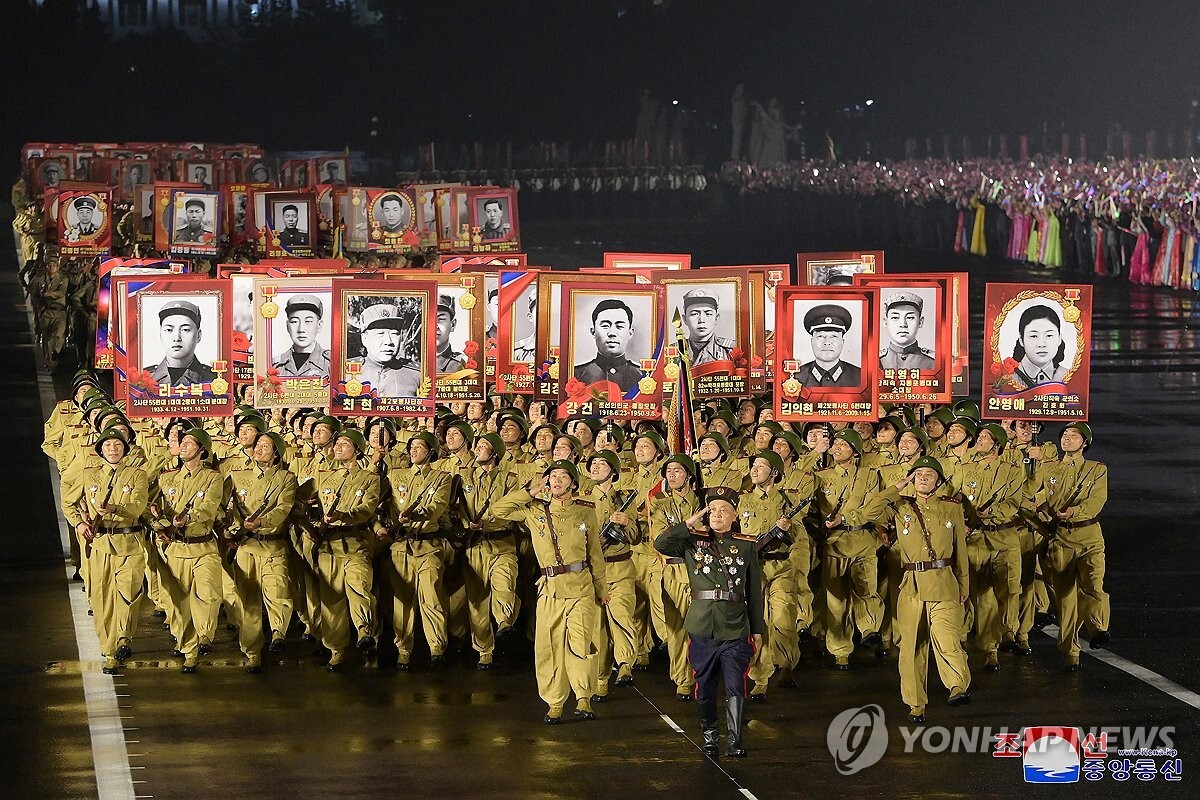 كيم جونغ أون يحضر فعاليات الذكرى الـ71 لهدنة الحرب الكورية ويلتقي قدامى المحاربين (صورة)