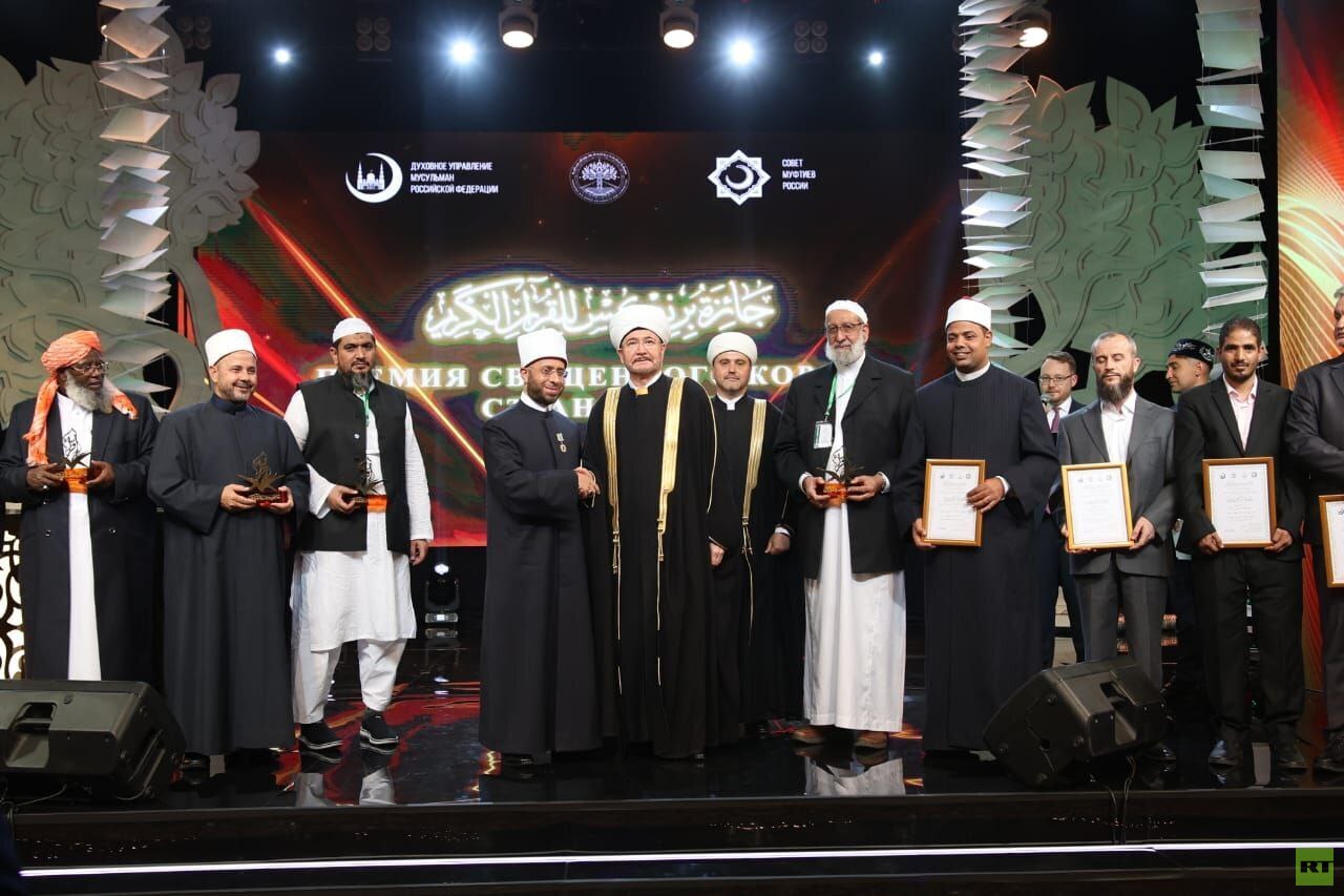 مفتي روسيا يمنح وزيرا مصريا وسام الفخر (صورة)