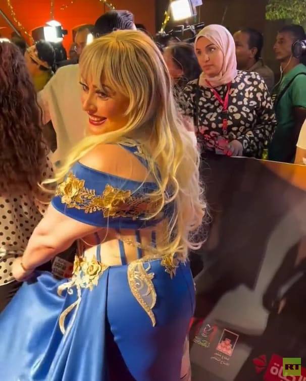 فنانة مصرية تثير الجدل بمنصات التواصل الاجتماعي بسبب فستانها الملفت (صور)