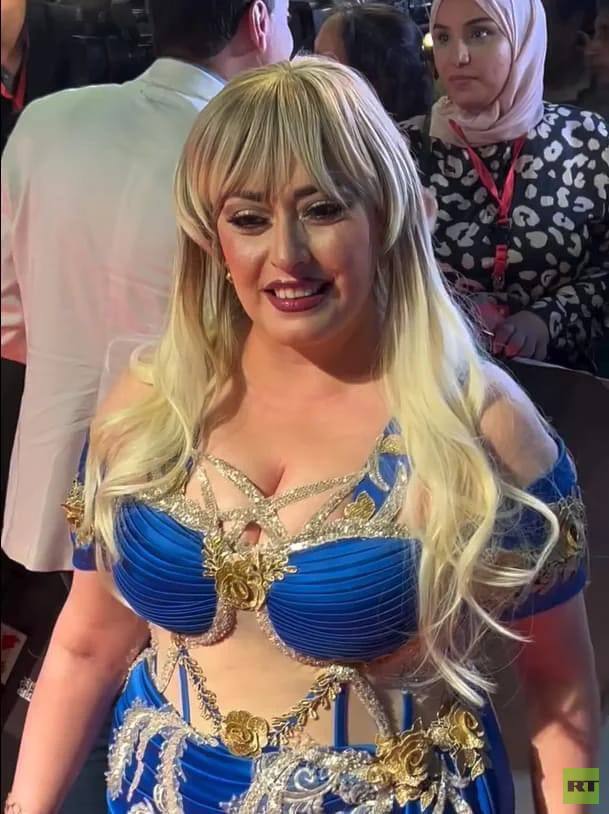 فنانة مصرية تثير الجدل بمنصات التواصل الاجتماعي بسبب فستانها الملفت (صور)