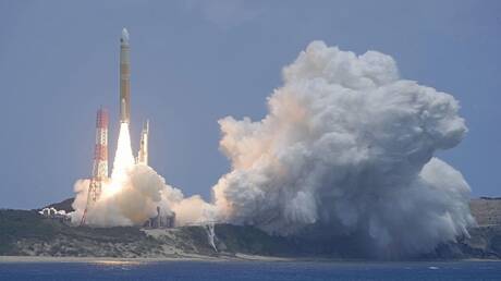 اليابان تطلق صاروخ H3 مع قمر صناعي إلى الفضاء (فيديو)