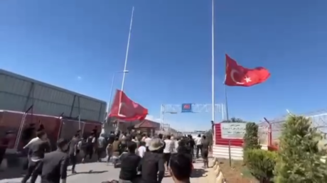 مراسل RT: تداول فيديوهات لمحتجين يزيلون الرايات التركية ويطردون الموظفين ردا على أحداث ولاية قيصري