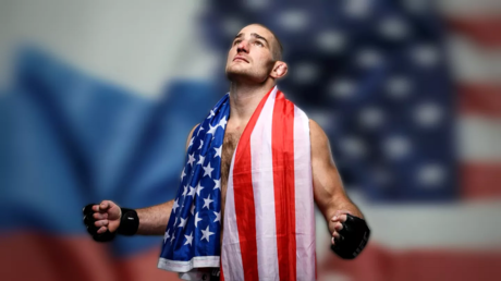 بطل العالم السابق لاتحاد (UFC) يصف ترشح بايدن لولاية جديدة بأنه 