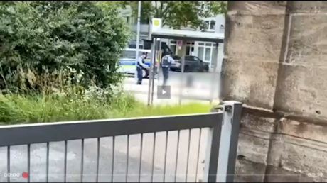 ألمانيا.. الشرطة تقتل رجلا هاجم 3 من أفرادها بسكين (فيديو)