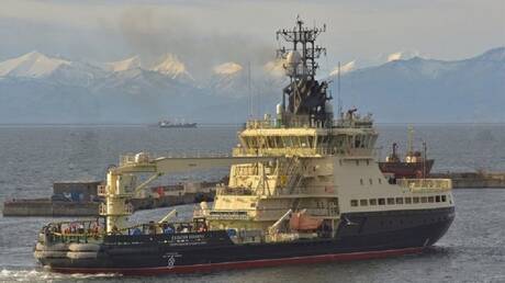 الدفاع الروسية تتسلم سفينة إمداد عسكري كاسحة للجليد