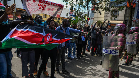 تجدد التظاهرات في كينيا والشرطة تطلق الغاز المسيل للدموع في نيروبي (فيديوهات)