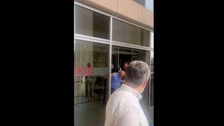 رفع شعارا متطرفا.. القضاء التركي يقرر حبس شخص هدد رجلي أعمال سعوديين في إسطنبول بسكين (فيديو)