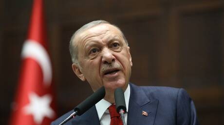أردوغان: نعرف كيف نكسر الأيادي القذرة التي تطال علم تركيا