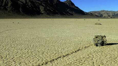 "وادي الموت".. صخور تتحرك خلف ظهور البشر!
