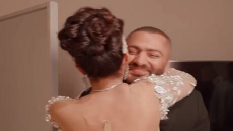فيديو مثير للجدل.. عريس يفاجئ عروسه بإحضار تامر حسني لغرفتها