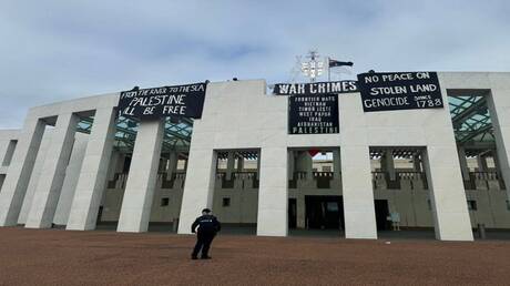على سطح البرلمان الأسترالي.. احتجاجا على سياسات كانبيرا حول حرب غزة (فيديو)