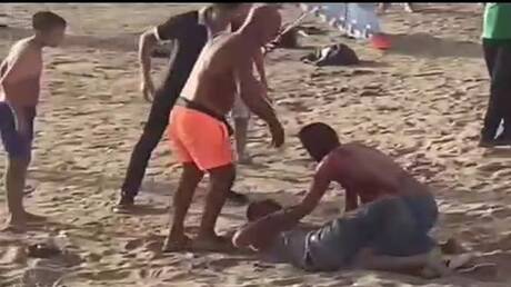 بالفيديو.. شجار بين مصطافين على شاطئ تركي يتطور إلى طعن بالسكاكين أمام أعين الأطفال