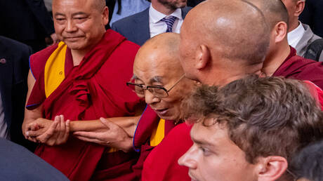 أتباع الدالاي لاما يصلون من أجل شفائه خارج فندق فخم في مدينة نيويورك (صورة)