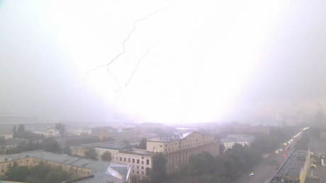 البرق يضيء سماء موسكو مع وصول الإعصار 