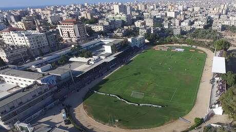 أكبر ملعب لكرة القدم في غزة يتحول إلى مأوى لآلاف النازحين الفلسطينيين (صور)