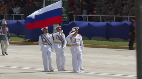 جنود روس يشاركون في عرض عسكري بمناسبة عيد الاستقلال في فنزويلا