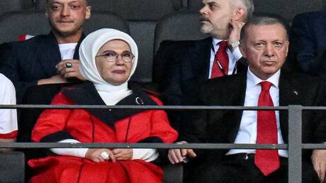 أمام أنظار أردوغان وزوجته ومسعود أوزيل.. هولندا تطيح بتركيا من 