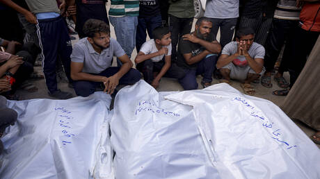 انتشال جثامين 3 فلسطينيين في رفح استهدفهم الجيش الإسرائيلي خلال انتظارهم شاحنات المساعدات