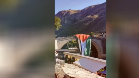 علم فلسطين يرفرف فوق جسر تاريخي في البوسنة والهرسك