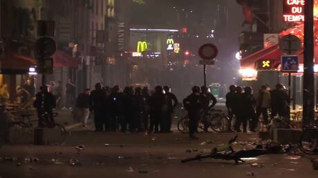 حواجز محترقة وغاز مسيل للدموع في شوارع باريس أثناء اشتباكات الشرطة مع المتظاهرين عقب الانتخابات