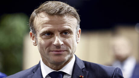 ماكرون يطلب من رئيس الوزراء الفرنسي البقاء في منصبه