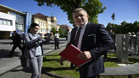 رئيس الوزراء السلوفاكي يقوم بأول جولة خارج العاصمة بعد محاولة اغتياله