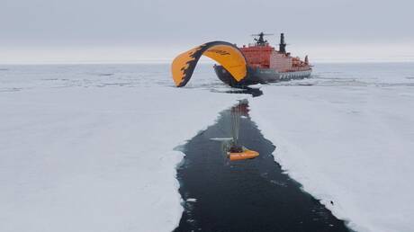 الرحالة الروسي كونيوخوف يسجل رقما قياسيا عالميا للتحليق بطائرة شراعية في القطب الشمالي (صور)