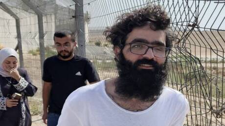 الصحفي الفلسطيني معاذ عمارنة يرفض مصافحة أهله فور الإفراج عنه من السجن الإسرائيلي (فيديو)