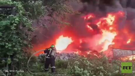 حريق هائل في مستودع  تكرير النفايات في مدينة فولغوغراد