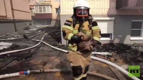 رجال الإطفاء ينقذون حيوانات أليفة من مبنى سكني يحترق