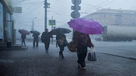 عواصف قوية مصحوبة بأمطار غزيرة تضرب مدينة أومسك الروسية (فيديو)