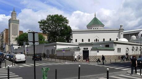 مسجد باريس يعلق صلاة الظهر يوما واحدا بسبب حدث استثنائي