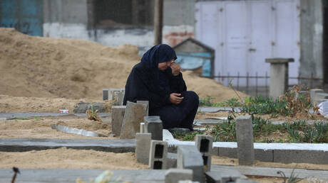 بالزغاريد والبكاء.. فلسطينية تحتضن قبر ابنها بعد أن عثرت عليه فور انسحاب الجيش الإسرائيلي من الصناعة