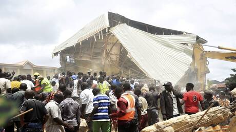 مقتل عدة طلبة ومحاصرة أكثر من 100 تحت الركام عقب انهيار مبنى مدرسة في شمال نيجيريا