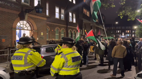 تنديدا بعنف الشرطة ضد متضامنين مع غزة.. وقفة احتجاجية أمام مقر شرطة لندن (فيديو)