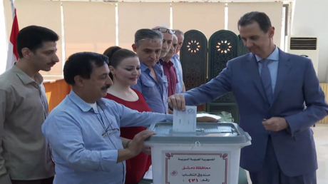 بشار الأسد يدلي بصوته في انتخابات أعضاء مجلس الشعب
