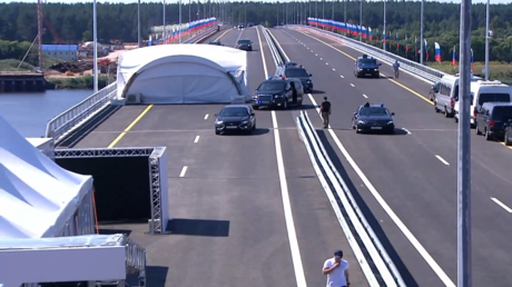 بوتين خلف مقود سيارة لادا أثناء وصوله إلى افتتاح طريق سريع بين موسكو وسان بطرسبورغ