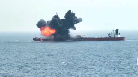 انفجار ضخم.. الحوثيون يعرضون مشاهد استهداف سفينة نفطية بزورق مسير في البحر الأحمر (فيديو)