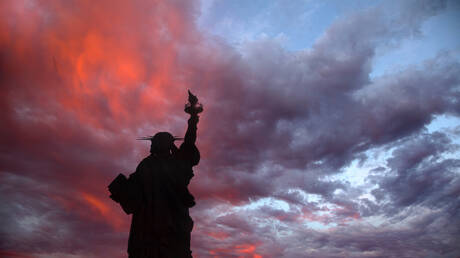كرة عملاقة تحلق فوق تمثال الحرية بسرعة عالية وتحترق في سماء مانهاتن (فيديو)