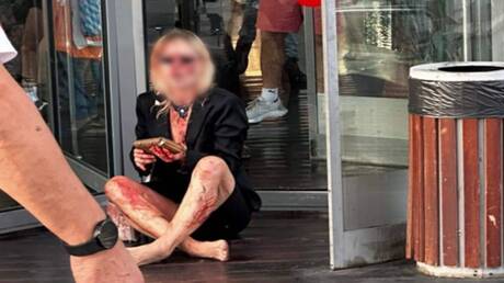 مشهد مرعب.. إسرائيلية تقتل ابنها وتتجول بالفأس في الشارع وهي تضحك (فيديو)