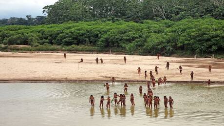 لقطات مذهلة تظهر خروج أكبر قبيلة معزولة في العالم من غابات الأمازون (صور+ فيديو)